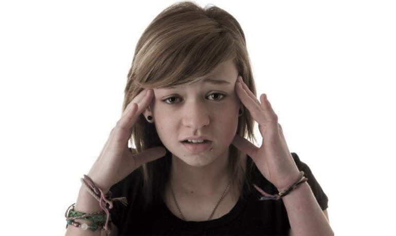 Головная боль у подростков: к какому специалисту обращаться?